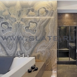 Стены ванной комнаты - оникс Black Cloud в зеркальной раскладке. Стены, пол, лавка в душевой - известняк Azul Valverde