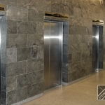Стены - сланец Silver Grey, натуральный скол. Пол - гранит Покостовский, полированный. Лифтовой холл.